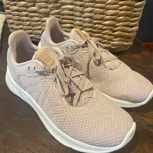 New Balance Women’s Roav Shoe